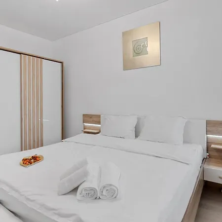Apartment 2bdr With Sea View & Pool Access *
